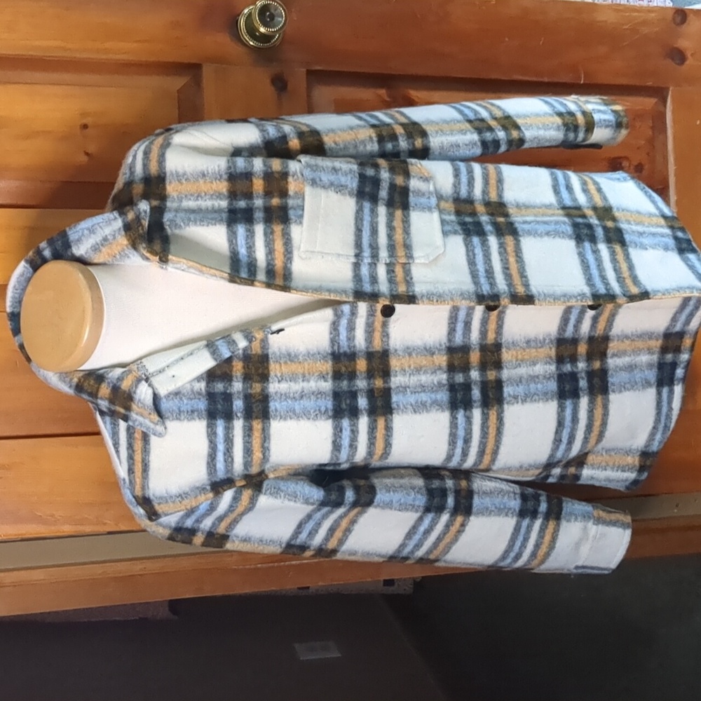 H&M* lightweight fuzzy plaid long sleeve collared button front size L shacket